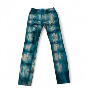 Tie dyed stretchy jeans with distressed look